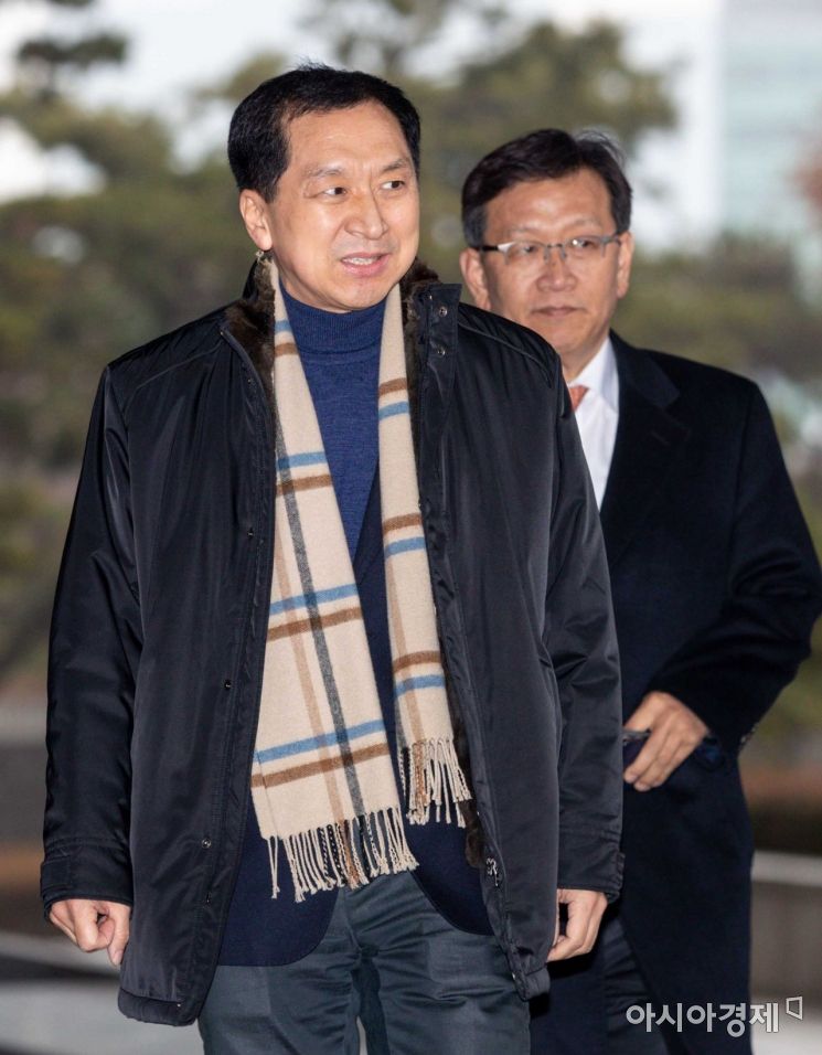 [포토]검찰청사 들어서는 김기현 전 울산시장