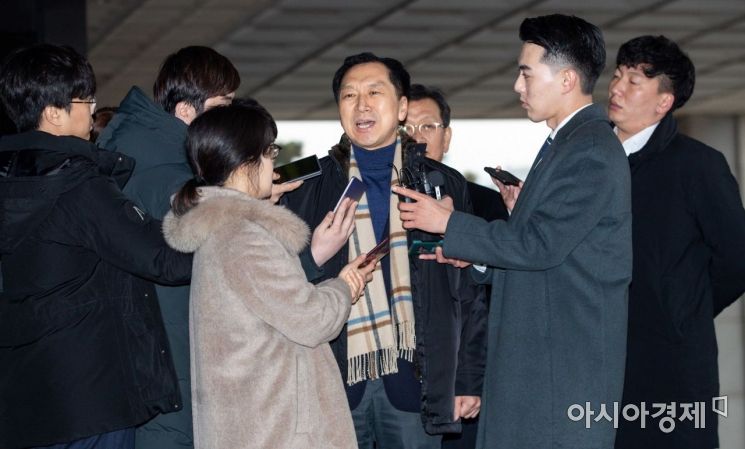[포토]취재진 질문에 답하는 김기현 전 울산시장