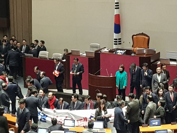 또 의장석 점거한 한국당…"무기명 투표 허용하라" 대치중