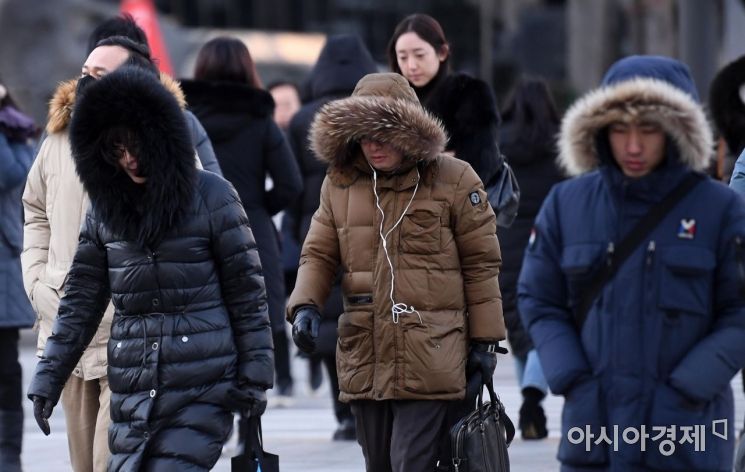 영하 10도 안팎의 세밑 한파가 몰아친 31일 서울 광화문 네거리 인근에서 두터운 옷차림을 한 시민들이 출근길 발걸음을 재촉하고 있다./김현민 기자 kimhyun81@