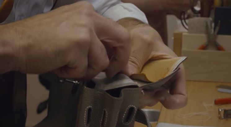 버킨백을 만들고 있는 에르메스 장인 [출처 - 에르메스 유튜브 영상 캡처]