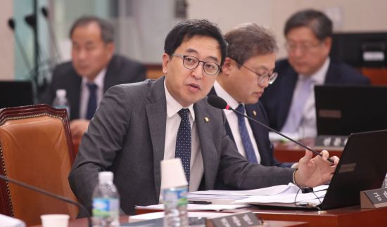 금태섭 더불어민주당 의원이 30일 오후 국회에서 열린 법제사법위원회 추미애 법무부 장관 후보자 인사청문회에서 추 후보자에게 질의하고 있다. [이미지출처=연합뉴스]