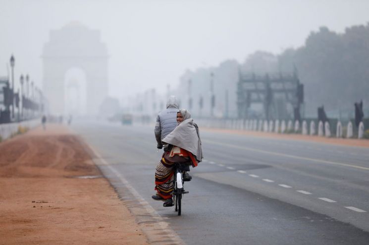 추위에 떠는 인도, 따뜻한 러시아...연말연시 기상이변 속출 