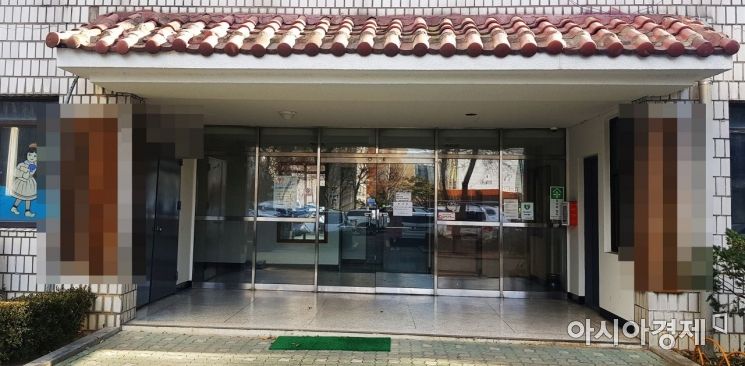 31일 노원 소재 한 아파트 단지. 이 아파트에서는 전날(30일)관리사무소장, 29일 경리 직원이 잇따라 극단적 선택을 했다. 사진은 해당 아파트 관리사무소. 사진=김가연 기자 katekim221@asiae.co.kr