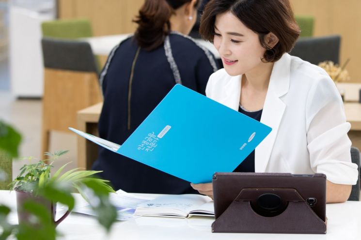 삼성생명 컨설턴트가 태블릿을 활용해 고객 상담을 위한 준비를 하고 있다.