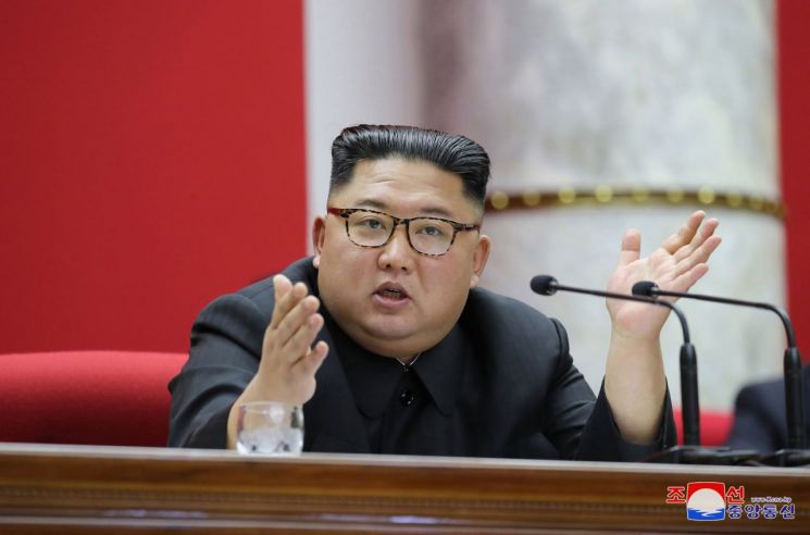 김정은 북한 국무위원장이 지난달 31일 노동당 중앙위원회 본부청사에서 제7기 제5차 전원회의를 지도했다고 1일 조선중앙통신이 보도했다.
