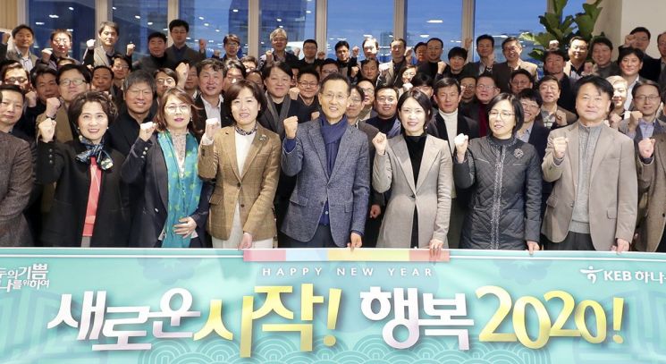지성규 은행장(사진 앞줄 가운데)을 비롯한 100여명의 임직원들이 1일 을지로 신사옥 24층에 새롭게 오픈하는 스마트워크센터에서 일출을 함께 감상하며 새해 소망과 건강을 기원했다.