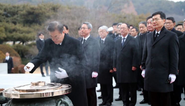 문재인 대통령이 2일 오전 서울 동작구 동작동 국립현충원에서 국무위원, 청와대 보좌진들과 현충탑을 참배해 분향하고 있다. [이미지출처=연합뉴스]