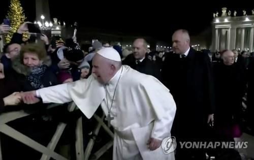 난폭한 女신도에 화낸 교황…"인내심 잃어" 사과