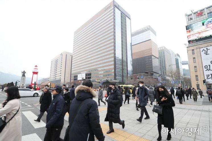 새해 첫 출근일인 2일 서울 광화문 사거리에서 시민들이 출근길 발걸음을 옮기고 있다. 이날 수도권을 중심으로 미세먼지가 짙게 꼈다. /문호남 기자 munonam@