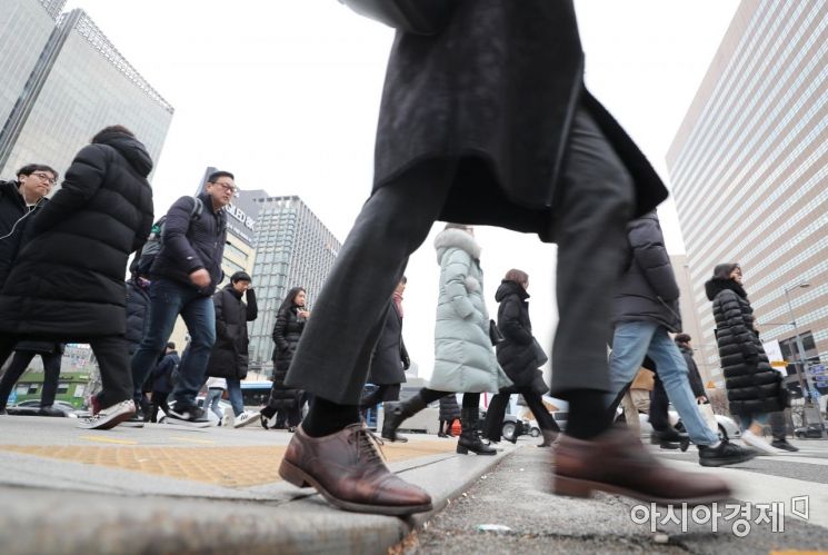 새해 첫 출근일인 2일 서울 광화문 사거리에서 시민들이 출근길 발걸음을 옮기고 있다. /문호남 기자 munonam@