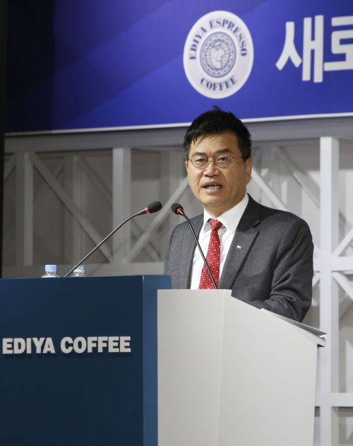문창기 이디야커피 회장이 2일 본사 시무식에서 신년사를 하고 있다.