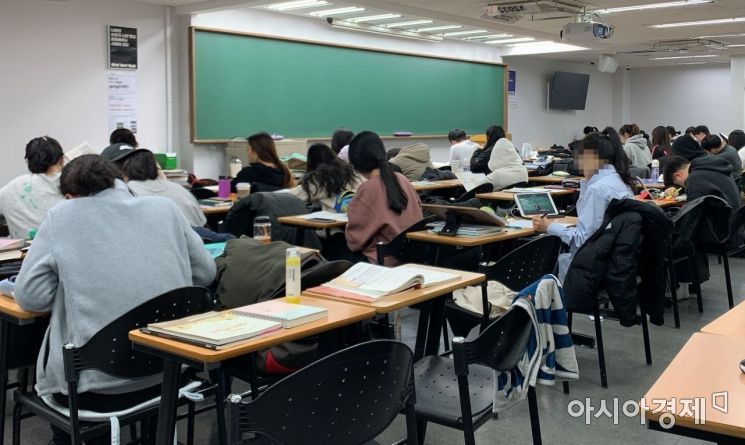 [르포]"올해는 꼭 붙어서 효도할게요" 새해 잊은 노량진 학원가