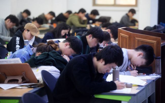 [르포]"올해는 꼭 붙어서 효도할게요" 새해 잊은 노량진 학원가