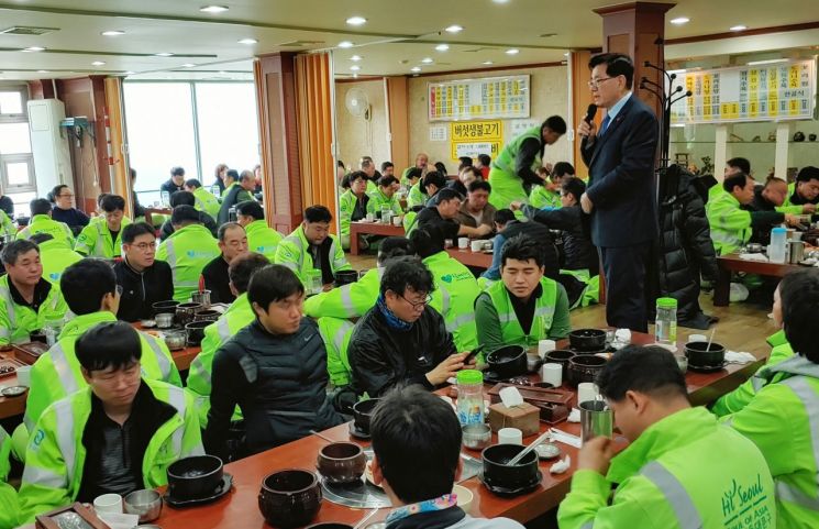 유덕열 동대문구청장이 2일 열린 동대문구 공무관 간담회 겸 점식식사에서 공무관들에게 격려의 말을 전하고 있다.