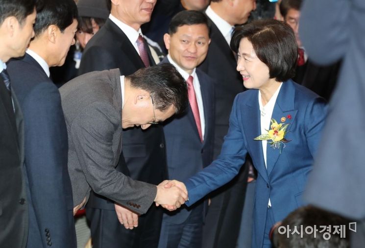 추미애 신임 법무부 장관이 3일 과천 법무부 청사에서 열린 취임식에서 직원들과 인사를 하고 있다. /문호남 기자 munonam@