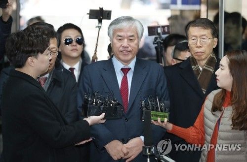 지난해 10월 보수 단체의 광화문 집회에서 폭력 행위를 주도한 혐의를 받는 전광훈 한국기독교총연합회 대표회장 목사 겸 문재인하야범국민투쟁본부(범투본) 총괄대표가 2일 오전 서초구 서울중앙지법에서 열리는 구속 전 피의자 심문(영장실질심사)에 출석하고 있다. [이미지출처=연합뉴스]