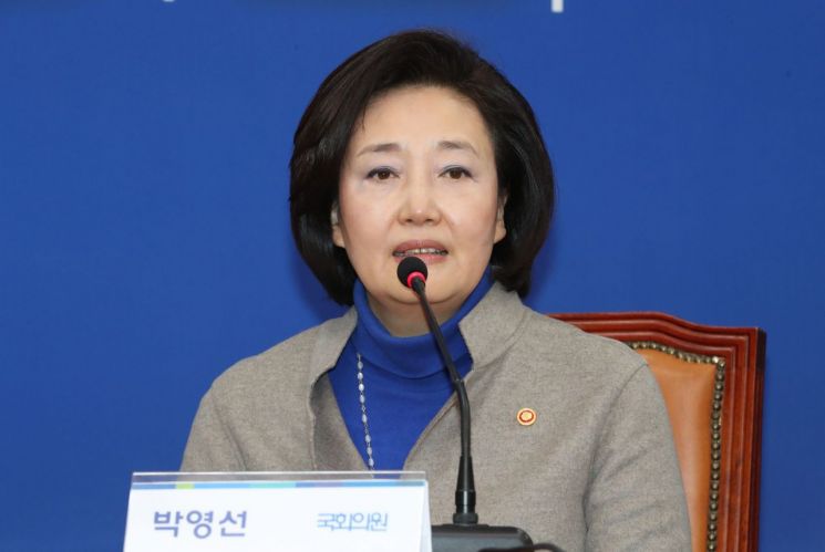 박영선 중소벤처기업부 장관이 3일 오전 서울 여의도 국회 더불어민주당 당대표회의실에서  4ㆍ15 총선 불출마 선언을 하고 있다. 
사진=연합뉴스