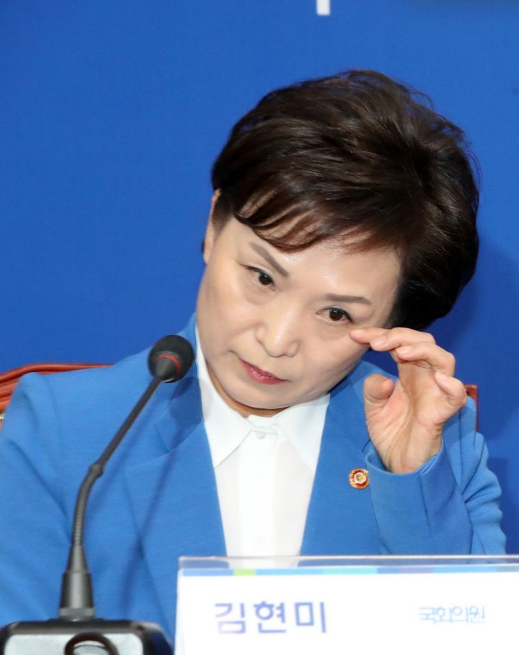 김현미 국토교통부 장관이 3일 오전 서울 여의도 국회 더불어민주당 당대표회의실에서 4ㆍ15 총선 불출마 선언을 하며 감정을 추스르고 있다. 
사진=연합뉴스