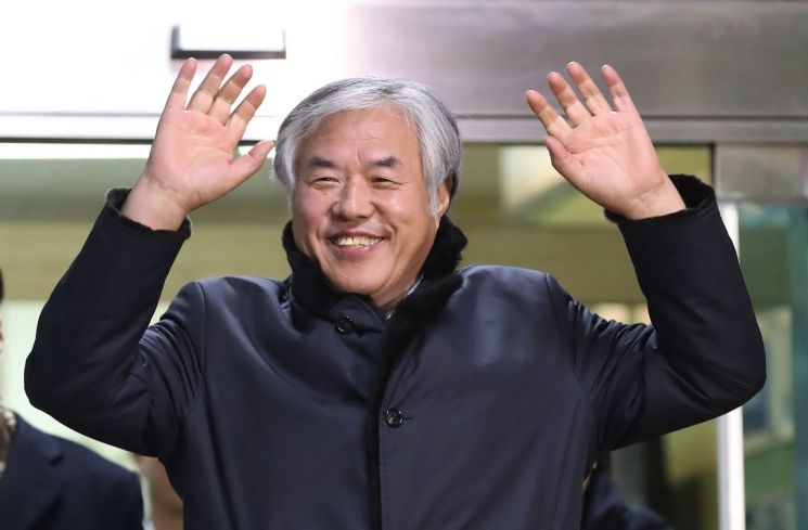 지난해 개천절 광화문에서 열린 집회에서 불법·폭력 행위를 주도한 혐의를 받는 전광훈 한국기독교총연합회(한기총) 대표회장 목사가 구속영장이 기각된 후 2일 저녁 서울 종로경찰서를 나서며 지지자들을 향해 손을 흔들고 있다. [이미지출처=연합뉴스]