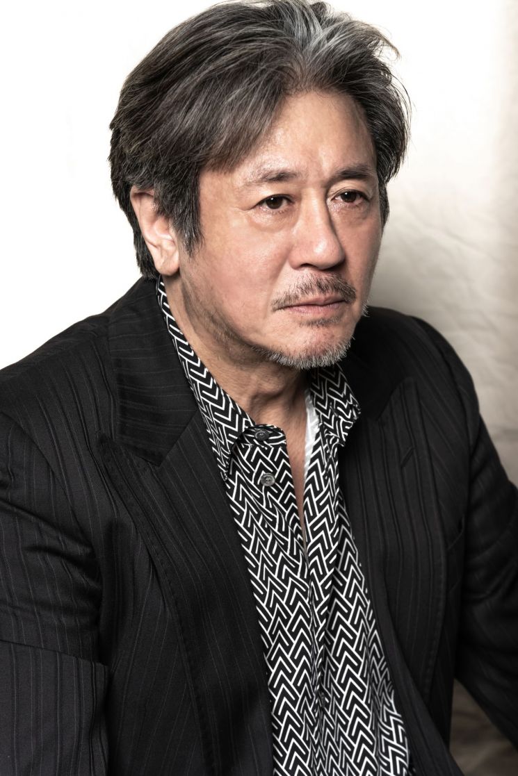 [라임라이트]쉰여덟 최민식 童心을 좇다