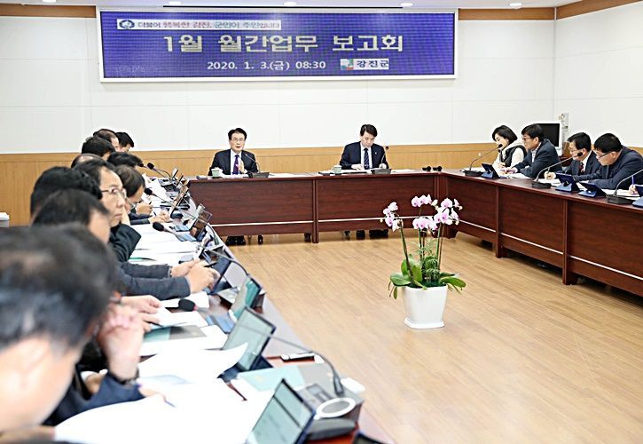 이승옥 강진군수가 지난 3일 군청 소회의실에서 새해 첫 간부회의를 개최했다. (사진제공=강진군)