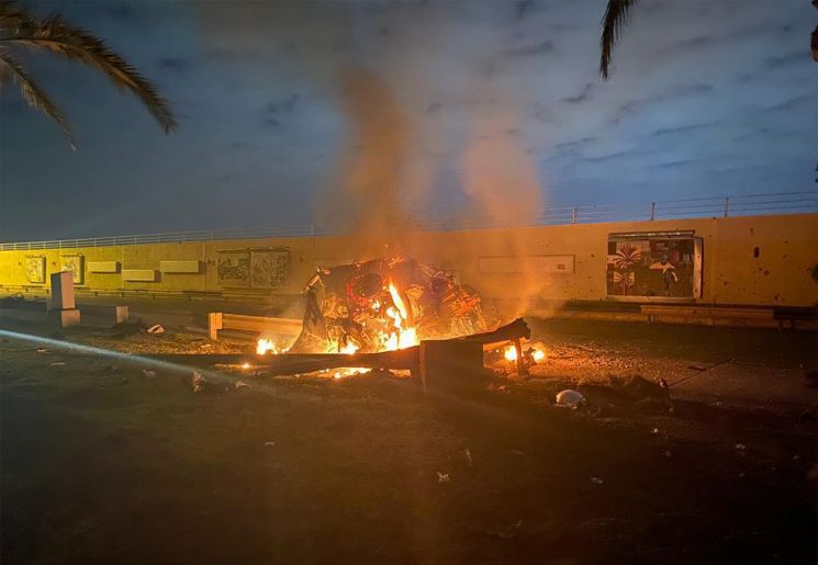 이라크군 합동작전사령부 공보실이 지난 3일(현지시간) 바그다드 공항 인근 도로에서 미군의 공습으로 불타는 차량의 사진을 공식 페이스북 계정을 통해 공개했다.(AFP=연합뉴스)