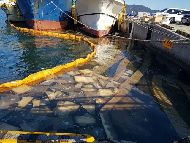 통영해경, 연료 650ℓ 유출 후 출항한 어선 적발