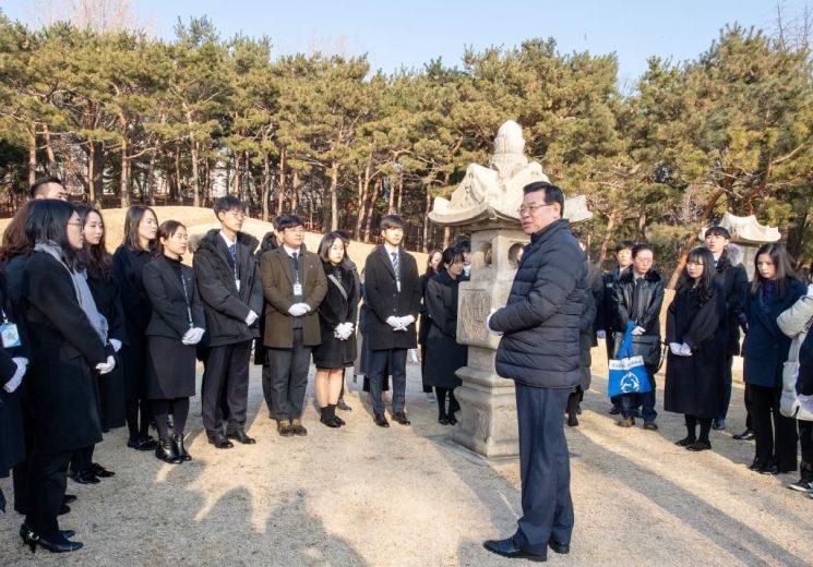 용산구 신임 공무원 41명 애국선열 묘역 참배