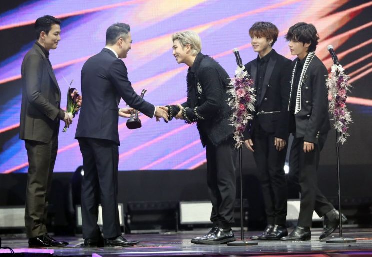 그룹 방탄소년단이 5일 구로구 고척 스카이돔에서 열린 '제34회 골든디스크 어워즈'에서 음반 부문 대상을 차지했다. 사진=연합뉴스·골든디스크 사무국