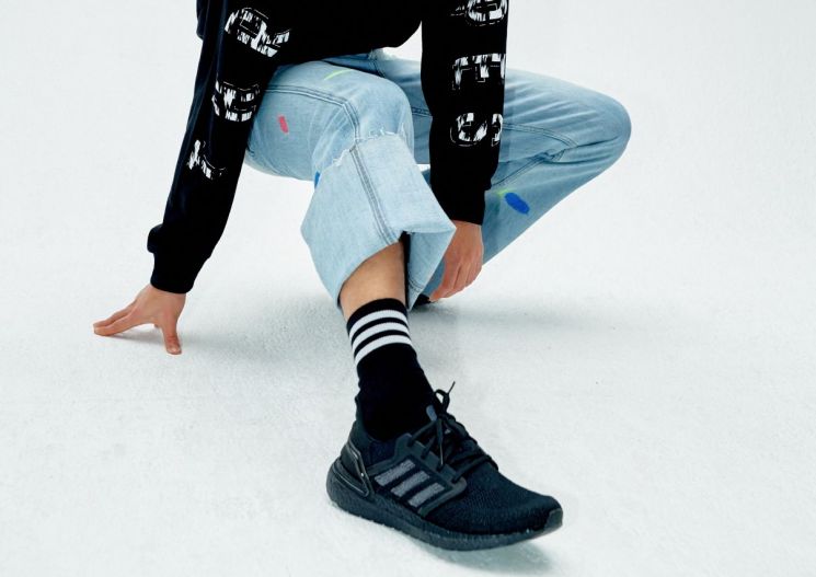 아디다스, '패션성 더한' 울트라부스트20 블랙 출시