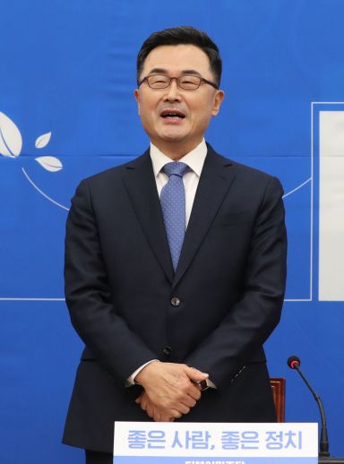 더불어민주당 인재영입 4호인 소병철 전 대구고등검찰청 고검장이 5일 오전 서울 여의도 국회에서 열린 영입행사에서 인사말을 하고 있다. 사진=연합뉴스
