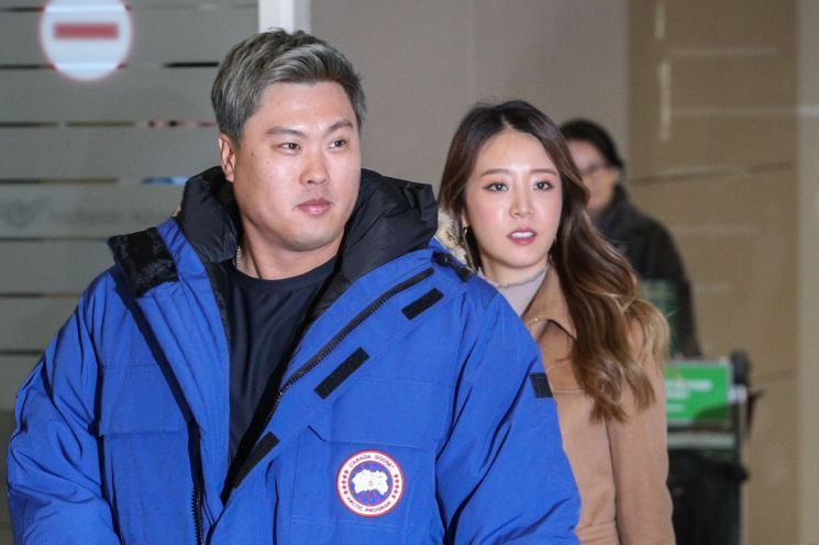 30일, 토론토로 정식 입단한 류현진이 아내 배지현과 함께 입국했다.