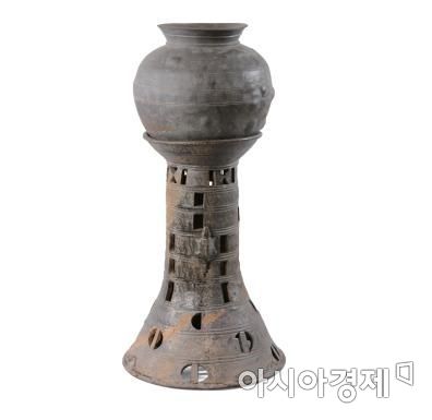도기 거북장식 원통형 기대 및 단경호.(사진=부산시 제공)