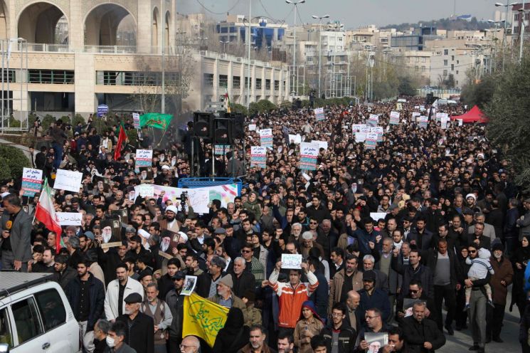 이란에서 미군의 가셈 솔레이마니 이란 혁명수비대 쿠드스군 사령관 공습 및 살해를 규탄하는 시위 모습 [이미지출처=연합뉴스]