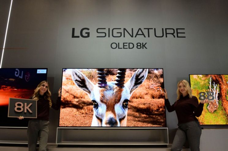 LG전자 모델들이 인공지능 프로세서 ‘알파9 3세대(α9 Gen3)’를 탑재한 88형 'LG 시그니처 올레드 8K' 신제품을 소개하고 있다. (사진제공 : LG전자)