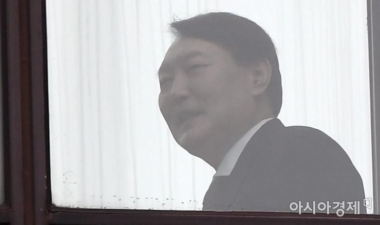 윤석열 검찰총장이 6일 서울 서초구 대검찰청 본관에서 점심식사를 하기 위해 구내식당으로 향하고 있다./김현민 기자 kimhyun81@