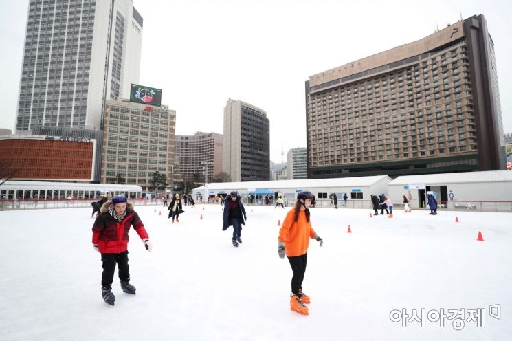 1년 중 가장 춥다는 절기 '소한'인 6일 서울광장 스케이트장을 찾은 시민들이 스케이트를 타고 있다. /문호남 기자 munonam@