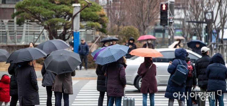 절기상 '소한 (小寒)'인 6일 서울 용산역에서 시민들이 우산을 쓰고 발걸음을 재촉하고 있다./강진형 기자aymsdream@