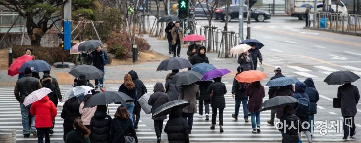 [포토]우산쓰고 이동하는 시민들