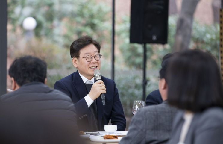 이재명 "올해 해외출장도 작년처럼 쉽지 않을 거 같다"