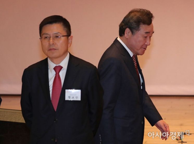 이낙연 국무총리가 6일 서울 여의도 중소기업중앙회에서 열린 중소기업인 신년인사회에서 황교안 자유한국당 대표 뒤를 지나 자리로 이동하고 있다./김현민 기자 kimhyun81@