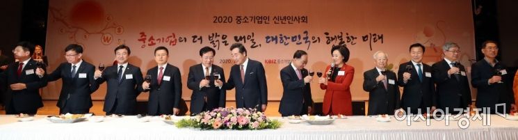 [포토] 건배하는 참석자들