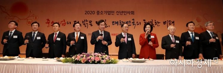 [포토] 건배사하는 박영선 중기부 장관