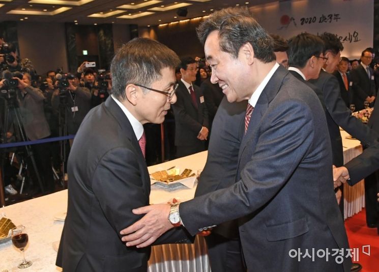 이낙연 국무총리(오른쪽)가 지난 6일 서울 여의도 중소기업중앙회에서 열린 중소기업인 신년인사회에서 황교안 자유한국당 대표와 악수하고 있다./김현민 기자 kimhyun81@
