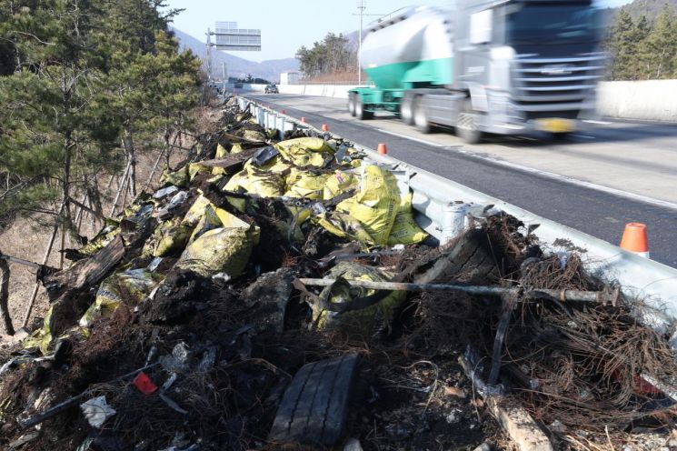 지난해 12월16일 오후 경북 군위군 소보면 달산리 상주-영천고속도로 영천 방향 상행선 '블랙 아이스(도로 결빙)' 다중 추돌사고 현장에 사고 잔해물이 남아 있다. (사진=연합뉴스)