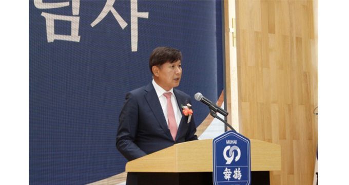 지난해 무학 창립 90주년을 맞아 최재호 회장이 '100년 기업의 미래'를 제시하고 있다.