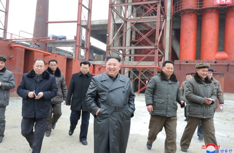 김정은 북한 국무위원장이 새해 첫 현지지도 일정으로 평안남도 순천시 순천인비료공장을 찾았다고 7일 조선중앙통신이 보도했다.