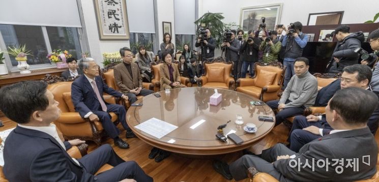 바른미래당 당권파 의원들이 7일 국회에서 회동을 하고 있다. 이날 회동에서 안철수 전 대표의 정계복귀와 손학규 바른미래당 대표 체제에 대해 논의했다. 이날 회동에는 채이배(왼쪽부터), 임재훈, 박주선, 주승용, 김동철, 김상식, 최도자 의원이 참석했다./윤동주 기자 doso7@