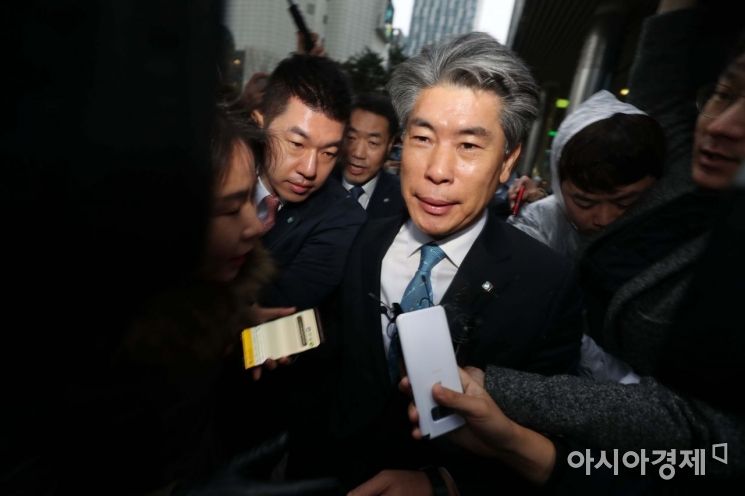 윤종원 IBK기업은행장이 7일 서울 중구 IBK기업은행 본점에서 노조원들의 출근 저지 투쟁에 발길을 돌리고 있다. /문호남 기자 munonam@
